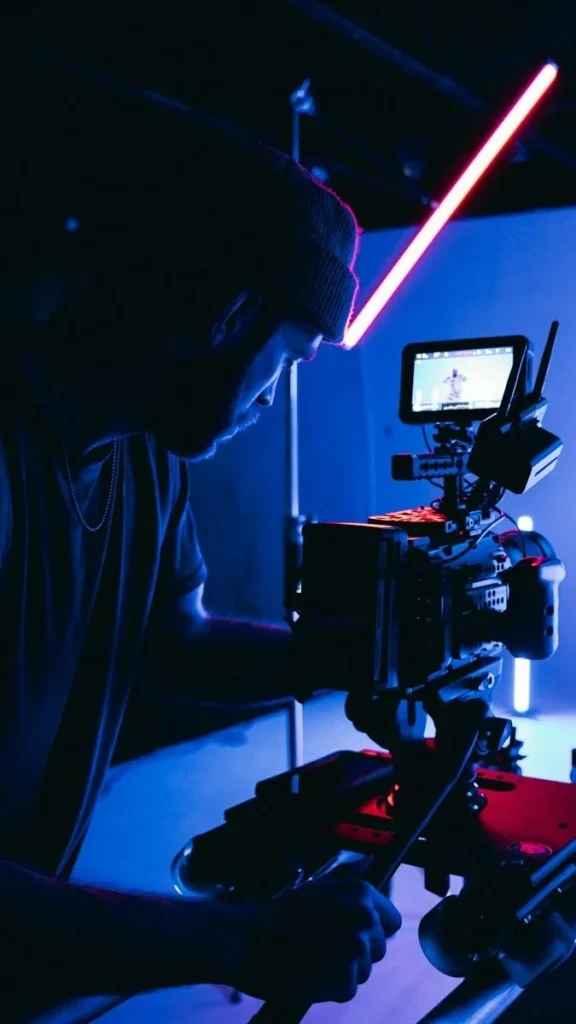 Operators ar kameru filmēšanas laukumā